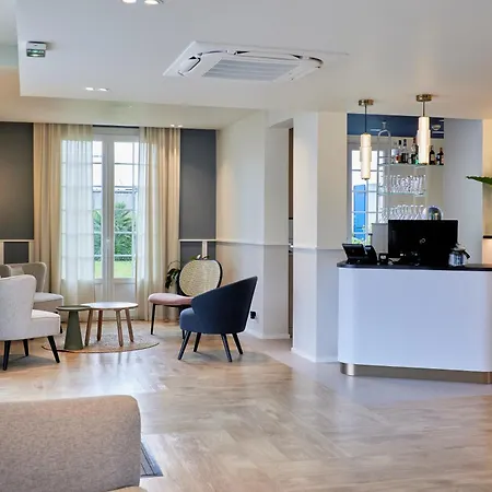 Quality La Marebaudière Centre Hotel 4*
