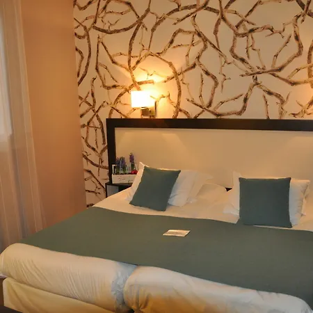 Quality La Marebaudiere Centre Hotel 4*